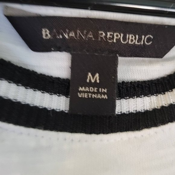 Banana Republic Lightweight Crewneck Short Sleeve Tee with Contrast Collar Med - Picture 2 of 10